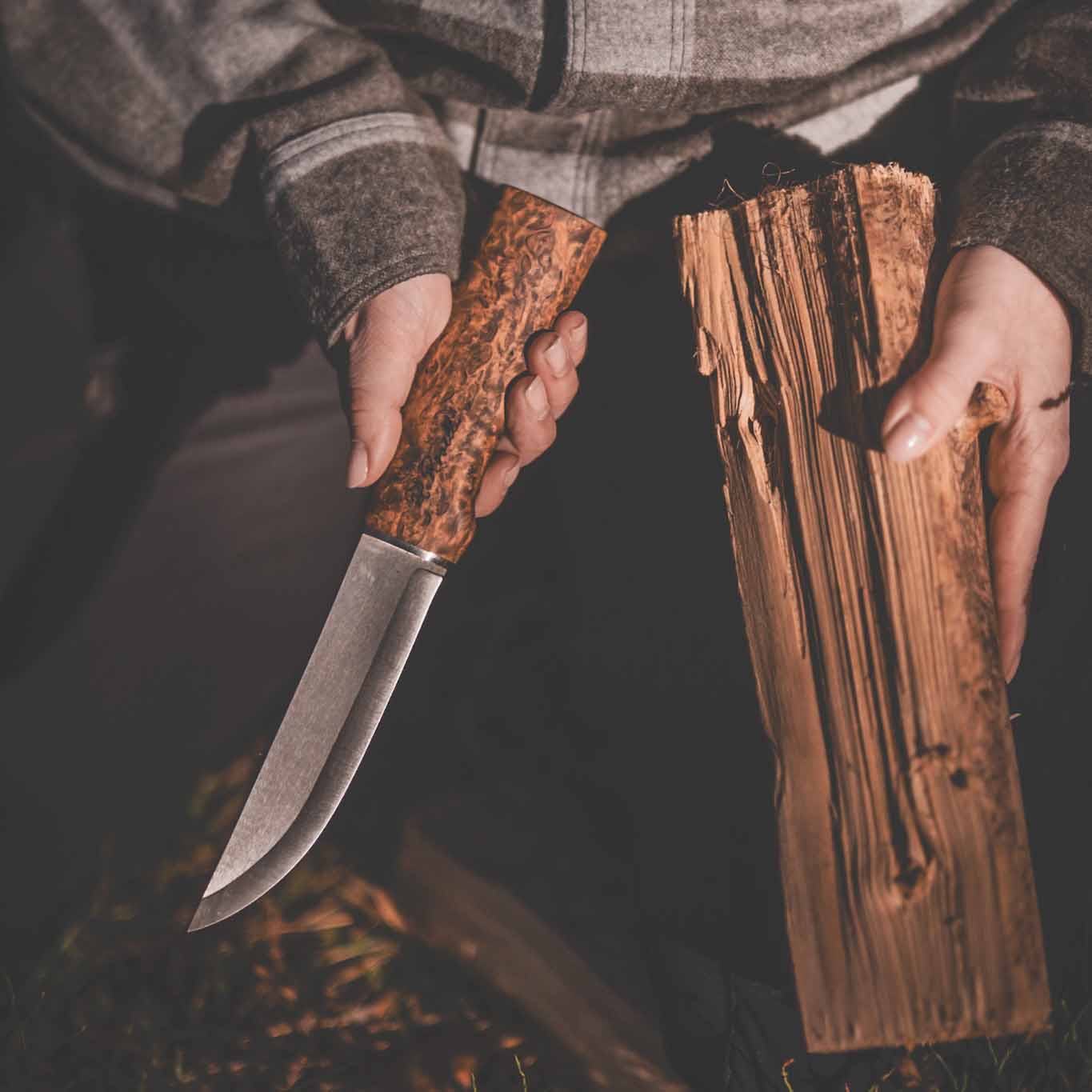 Roselli's Finnish hunting knife long, with ultra high carbon steel blade. Perfect for hunters who prefers a longer blade.