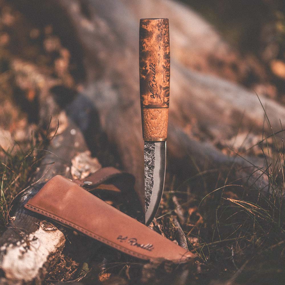Roselli's handmade Finnish outdoor knife made of carbon steel and a handle of curly birch. Comes with a handmade sheath made from Finnish leather.