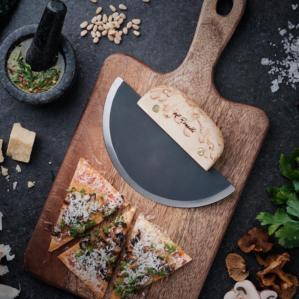Handmade Finnish kitchen knife from Roselli in model "ulu knife" with a handle made out of curly birch